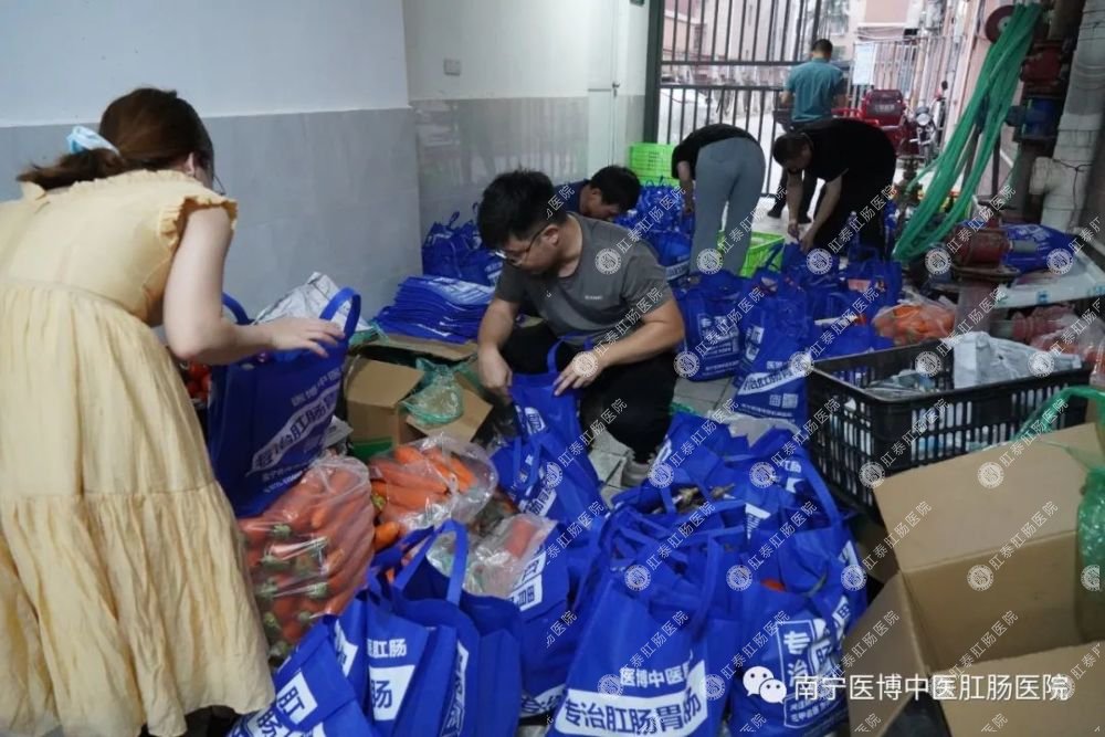 獻(xiàn)愛心·戰(zhàn)疫情|我院支部走進(jìn)安吉華都小區(qū)開展捐物活動